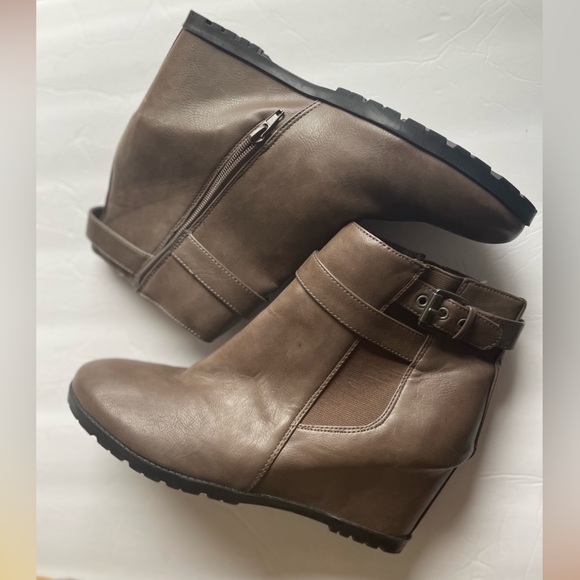 Women Unisa Wedge heel booties. Size 11. New - Picture 1 of 7